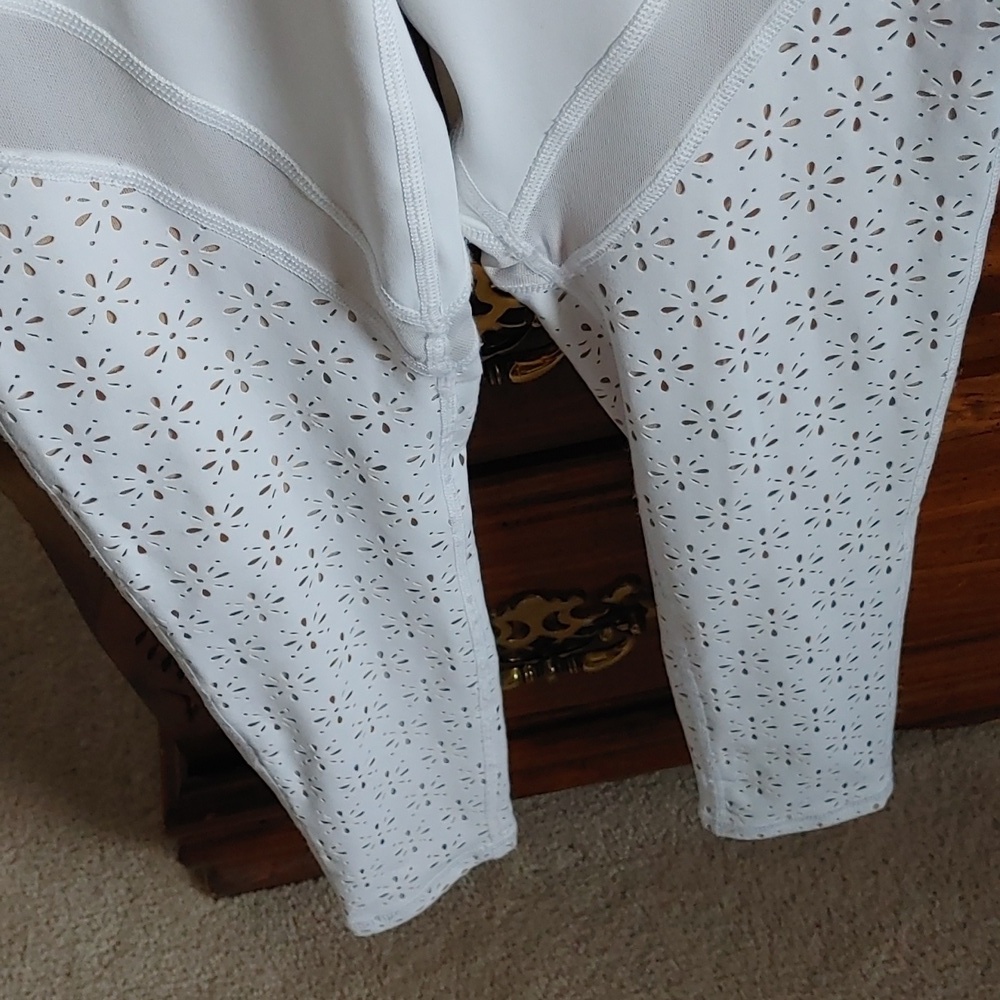 🌻Women's White Chill Play Floral Cut-out Aerie Leggings size small - Picture 5 of 9